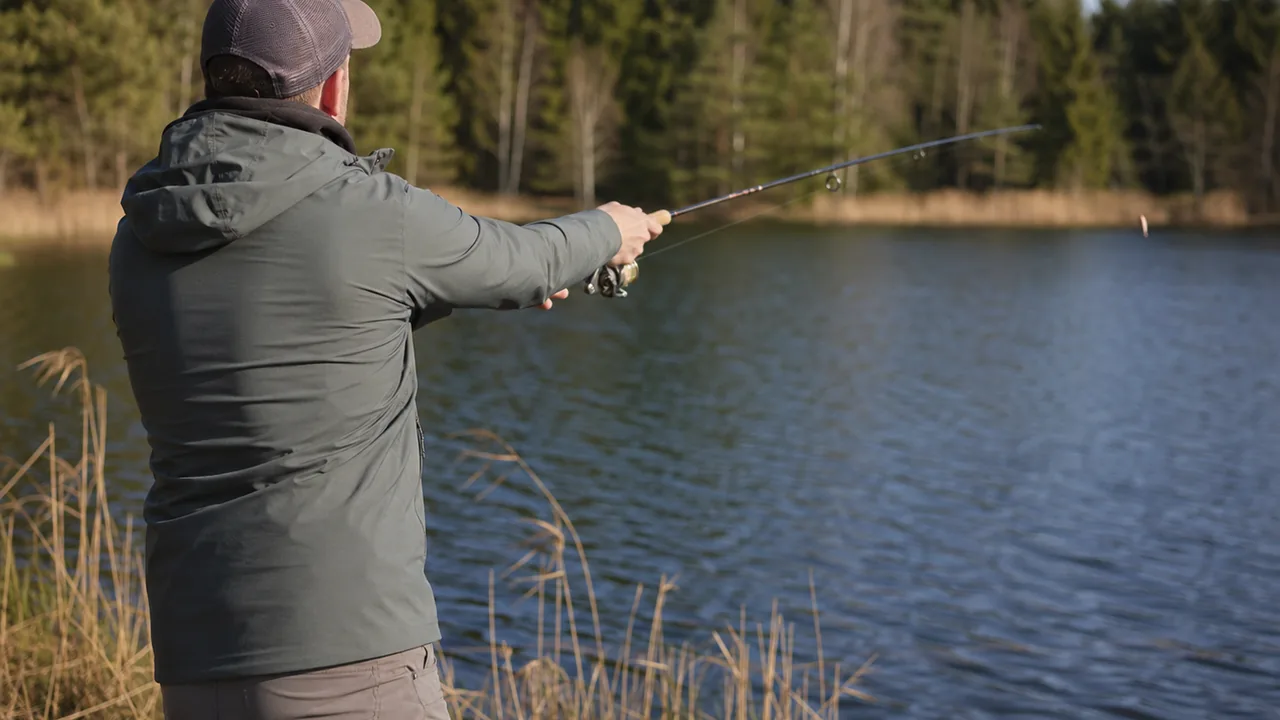 Angler beim Wurf am Forellensee, Symbolfoto