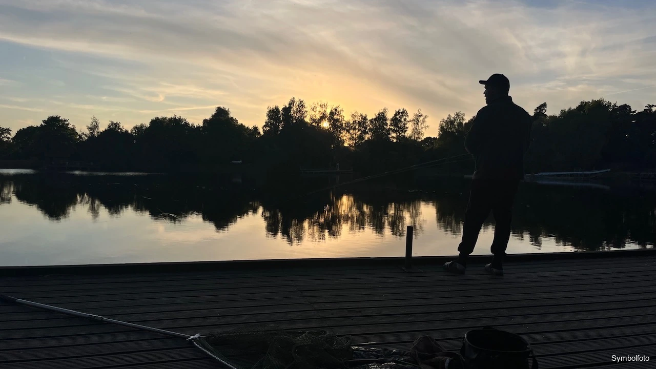 Angler am Steg in der Abenddämmerung, Symbolfoto