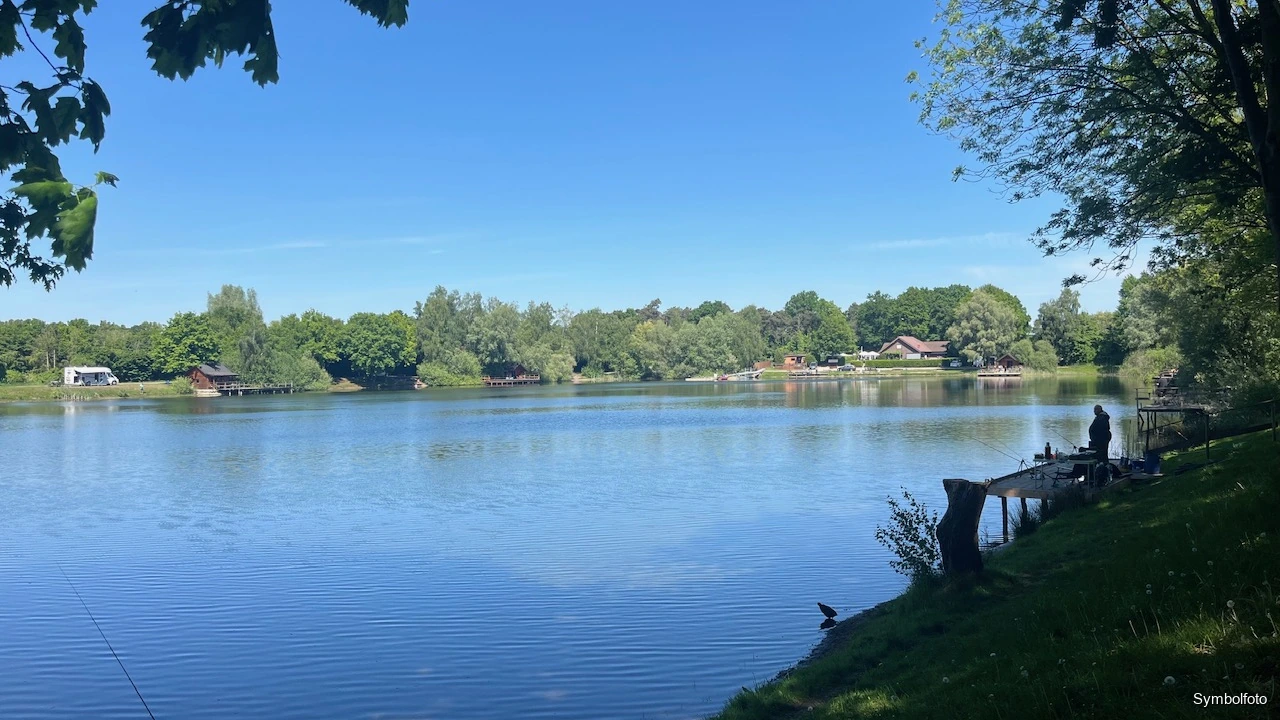 Großer offener See bei blauem Himmel, Symbolfoto