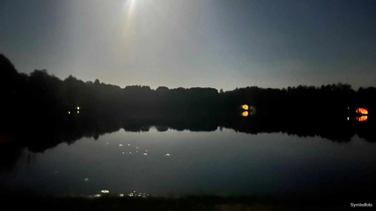 Nächtlicher See im Mondlicht, Symbolfoto