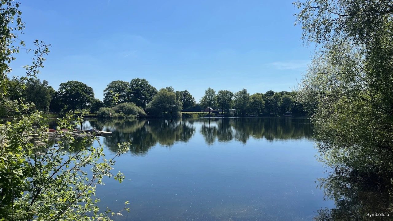 Naturnaher, baumgesäumter See, Symbolfoto