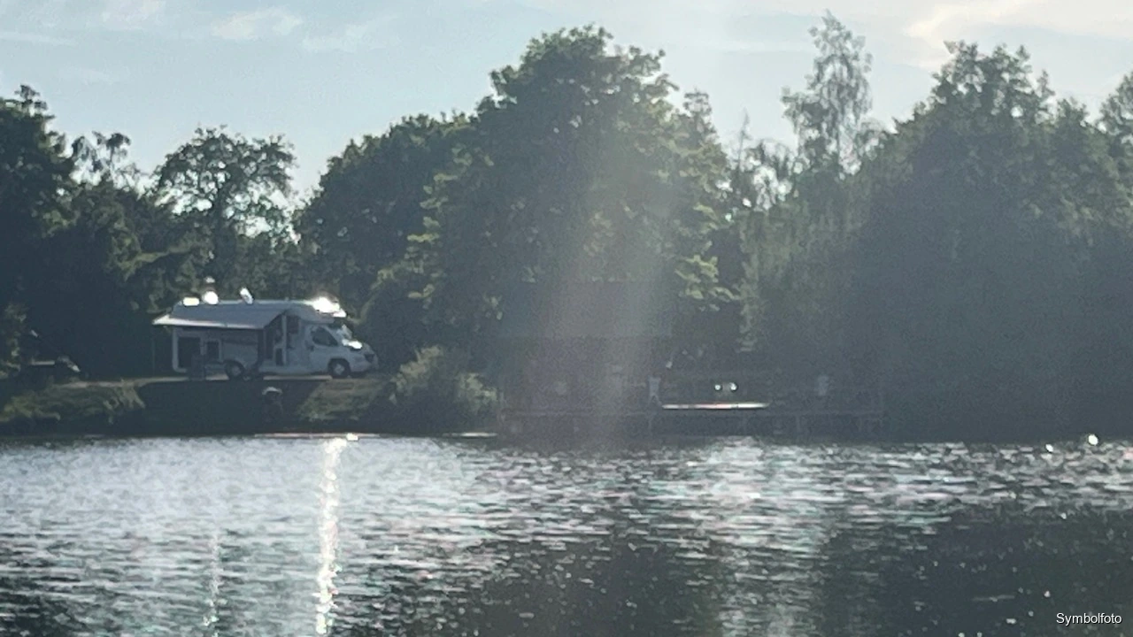 Nebliger, klarer See, Symbolfoto
