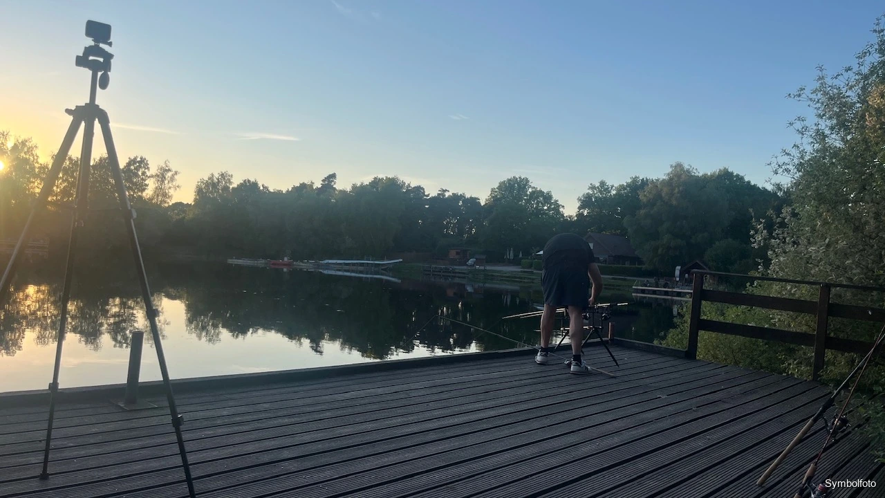 Steg mit Ruten im Morgenlicht am See, Symbolfoto