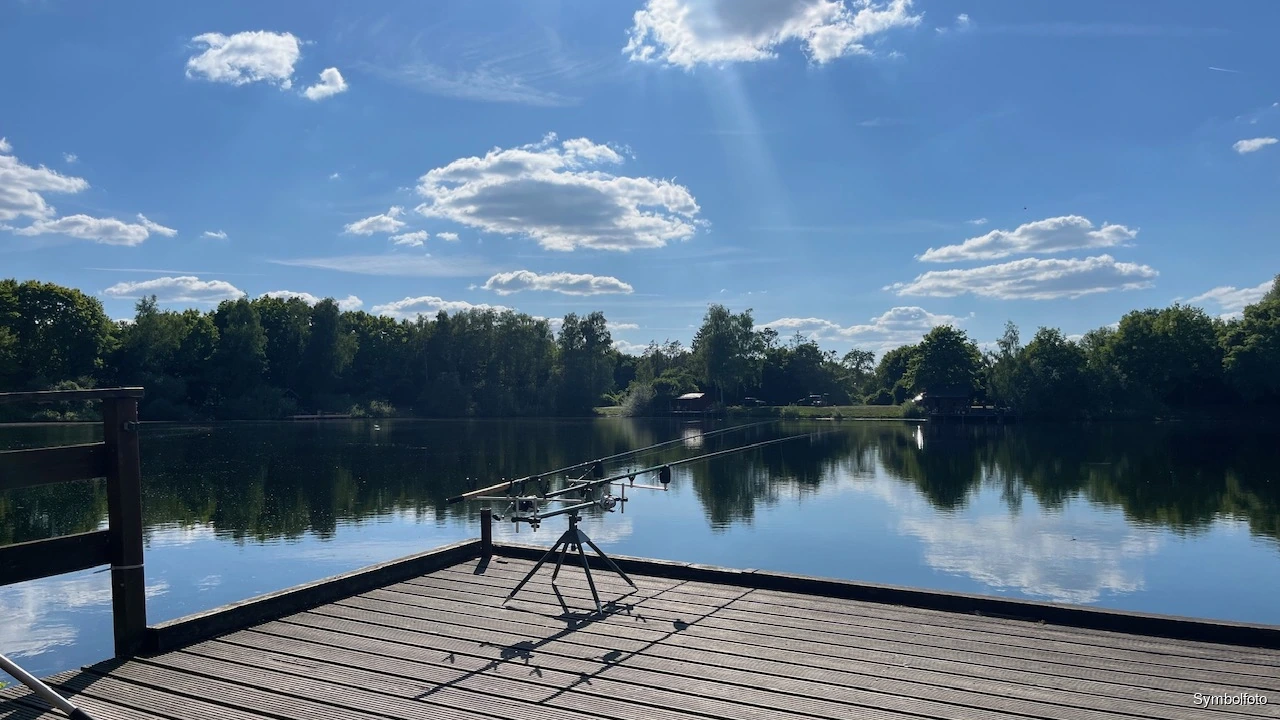 Steg am See bei blauem Himmel, Symbolfoto